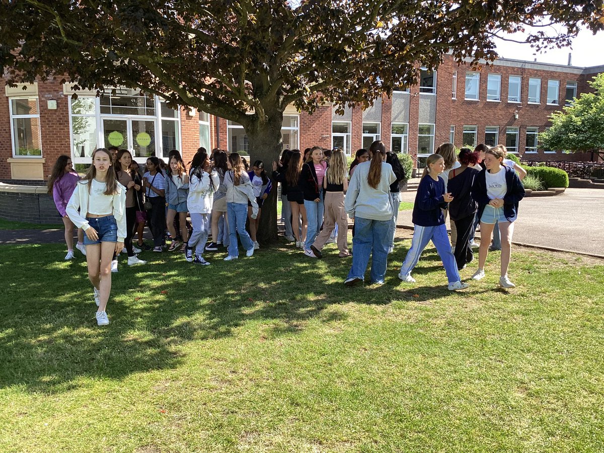 BGS_DigitalC's tweet photo. Last day of half term @BedfordGirlsSch so 7KKD, 7RMF and 9ELW went out in the sunshine to play games for form time. They organised themselves into massive game of 45 and in. Happy half term, all! https://t.co/NHH1b2UkkO
