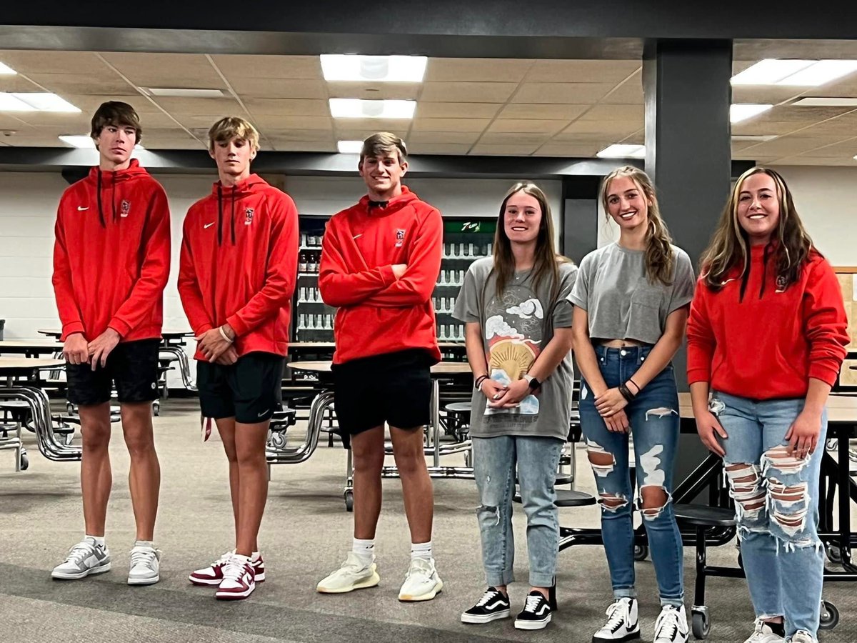 Congratulations to our golf team seniors: Bronson, Zack, Caden, Mia, Barrett, Katie, and Colton, Draven, Collin, Jack M, Jaxon, Sam, and John. We wish you all the best! 
🖤❤️👏🏼🎓⛳️🎓🎉❤️🖤