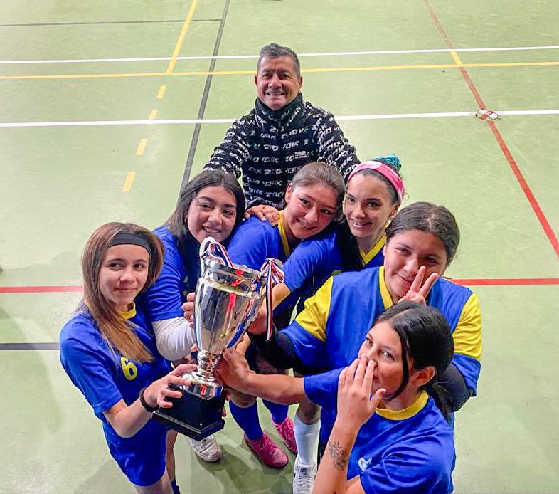 LiceodeCoronel's tweet photo. El conjunto Futsal damas sub 17 del Liceo de Coronel, a cargo del profesor Carlos Perez ganó el Campeonato Zonal Futsal de los Juegos Deportivos Escolares del IND, realizado en San Pedro de la Paz, clasificando así al Provincial de Futsal. https://t.co/aMk7YXWU5I