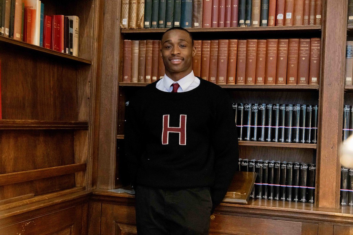 KhalilTheThrill's tweet photo. An old principal of mine laughed when I said I wanted to go Ivy!

Guess I’d say “Harvard Grad” has a pretty nice ring to it🤣 https://t.co/im7mHYJU8R