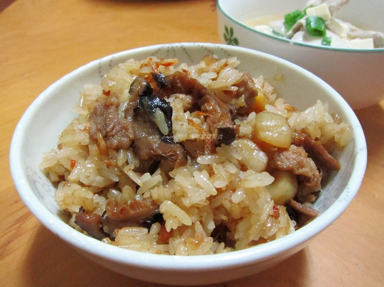 bontent32's tweet photo. 1. 台灣的油飯是一道傳統的米食料理，通常是以蒸熟的糯米搭配炒香的佐料而成。常見的佐料包括臘肉、臘腸、肉絲、香菇、紅蔥酥、乾魷魚和花生等，並使用麻油和醬油調味。 https://t.co/v9gGMDWmxX
