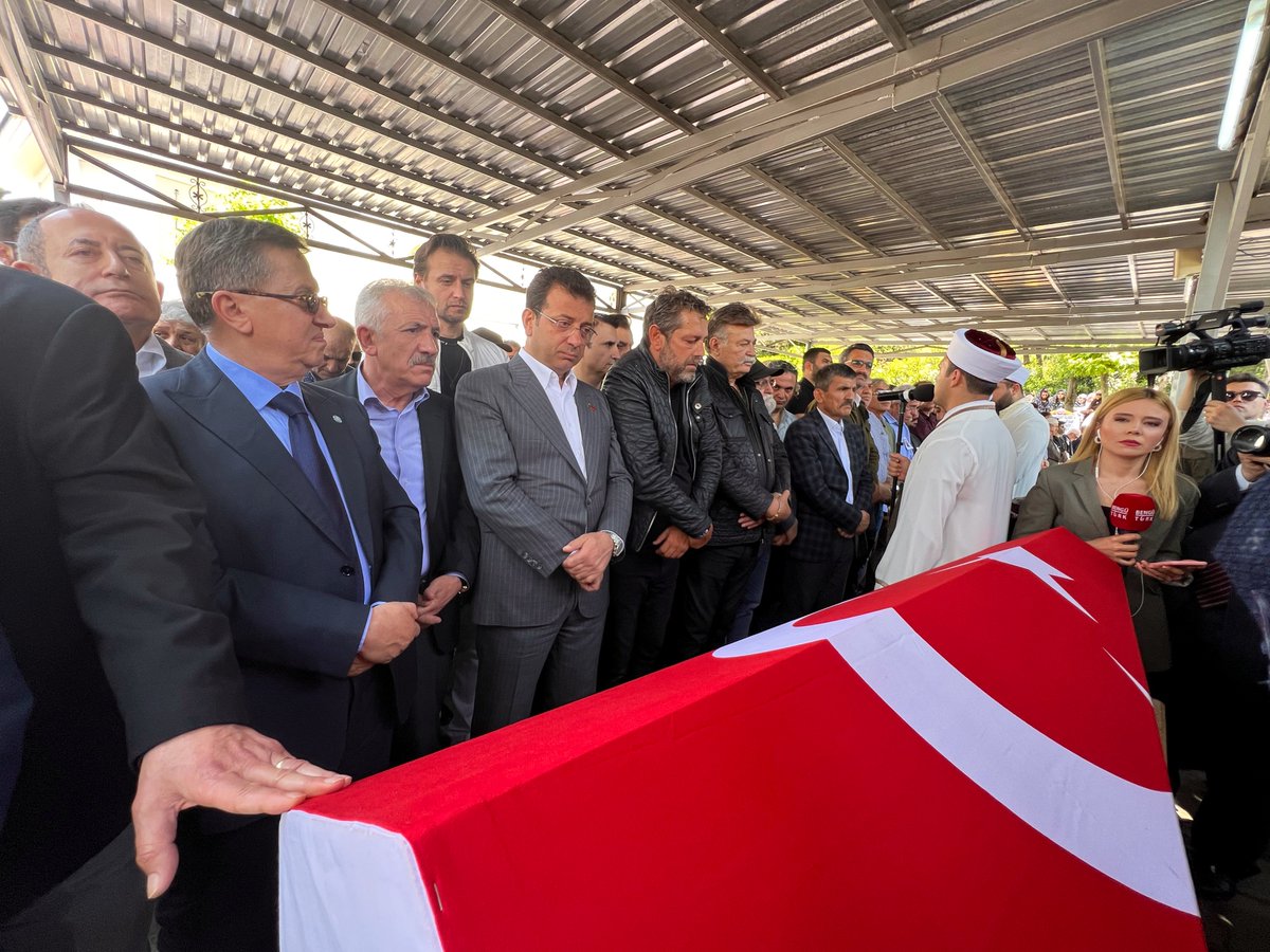 vedatbayramtc's tweet photo. Üniversite yıllarımızdan bugüne tüm toplumsal mücadelelerimizde, iyi ve kötü günlerimizde bizleri yalnız bırakmayan büyük sanatçı, değerli büyüğümüz merhum Bozkurt İlham Gencer’i ebediyete uğurladık.

Biz büyük bir aileyiz… https://t.co/zlMoYeMDrk