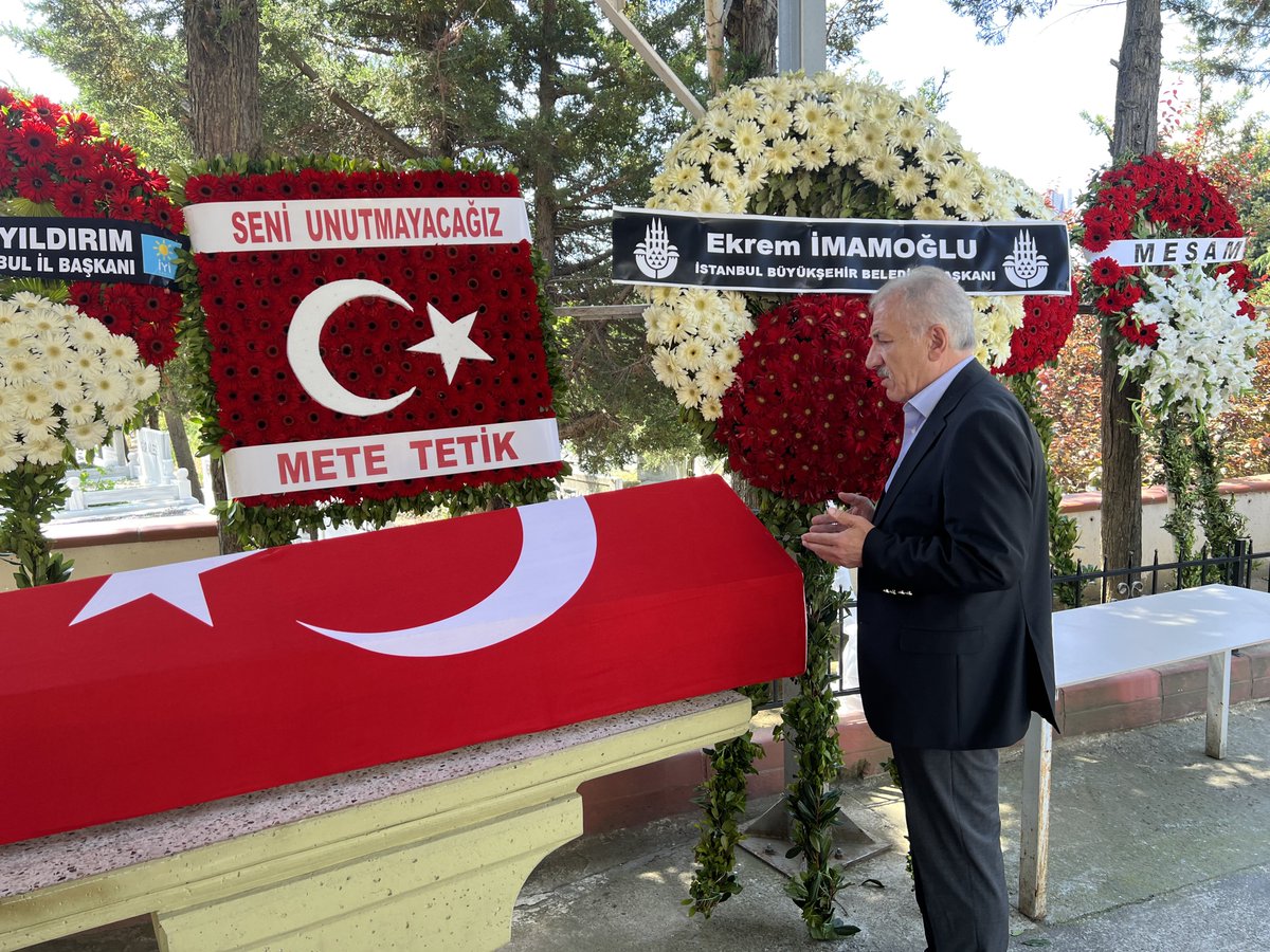 vedatbayramtc's tweet photo. Üniversite yıllarımızdan bugüne tüm toplumsal mücadelelerimizde, iyi ve kötü günlerimizde bizleri yalnız bırakmayan büyük sanatçı, değerli büyüğümüz merhum Bozkurt İlham Gencer’i ebediyete uğurladık.

Biz büyük bir aileyiz… https://t.co/zlMoYeMDrk