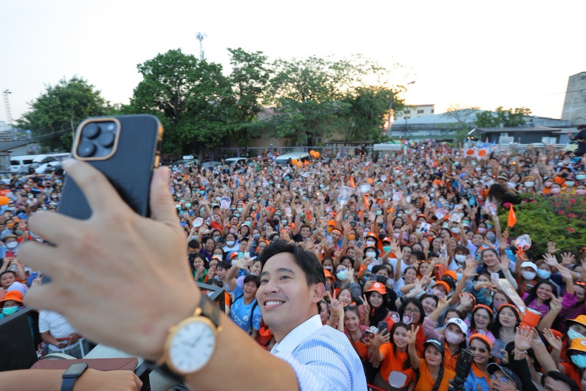 MFPThai's tweet photo. [ พิธาลุยสมุทรปราการ พบ 45 สหภาพแรงงาน ยืนยันทำตามสัญญา เดินหน้าทำงานเพื่อการเปลี่ยนแปลง ]

พิธา ลิ้มเจริญรัตน์ หัวหน้าพรรคก้าวไกล พร้อมด้วย พริษฐ์ วัชรสินธุ ผู้จัดการการสื่อสารและการรณรงค์นโยบาย พรรคก้าวไกล เดชรัต สุขกำเนิด ผู้อำนวยการ Think Forward Center - ศูนย์นโยบายเพื่ออนาคต และว่าที่ ส.ส.บัญชีรายชื่อ ปีกแรงงาน ได้แก่ เซีย จำปาทอง  , สุเทพ อู่อ้น รวมถึงชุมพล หลักคำ อดีตผู้สมัคร ส.ส.กรุงเทพฯ ทวีศักดิ์ ทักษิณ อดีต ส.ส.บัญชีรายชื่อ 
ลงพื้นที่เทศบาลตำบลบางเสาธง จ.สมุทรปราการ เพื่อพบปะกลุ่มแรงงานในภาคอุตสาหกรรมต่างๆ รับฟังข้อเสนอเพิ่มเติมและตอบคำถามด้านนโยบายจากกลุ่มสหภาพแรงงาน เพื่อเชื่อมต่อให้เกิดการทำงานร่วมกันต่อจากนี้

พิธากล่าวว่า นโยบายแรงงานเป็นเรื่องที่พรรคก้าวไกลให้ความสำคัญมาโดยตลอด จะเห็นได้ว่าในบันทึกความเข้าใจร่วมกันในการจัดตั้งรัฐบาล (MOU) ข้อที่ 19 ระบุเรื่องการยกระดับสิทธิแรงงานทุกอาชีพให้มีสภาพการจ้างงานที่เป็นธรรม และได้รับค่าแรงที่เป็นธรรมสอดคล้องกับค่าครองชีพและการเติบโตทางเศรษฐกิจ

ตอนนี้ตนได้เดินหน้าพูดคุยกับทุกฝ่ายที่เกี่ยวข้อง เพื่อให้เห็นภาพรวมทางเศรษฐกิจทั้งหมด และเห็นความจำเป็นร่วมกันว่าทำไมต้องขึ้นค่าแรงขั้นต่ำเป็น 450 บาทต่อวัน โดยยืนยันว่าพรรคก้าวไกลคิดเรื่องนี้อย่างเป็นระบบ เสนอนโยบายเป็นแพ็กเกจ ทั้งการยกระดับคุณภาพชีวิตแรงงาน เช่น สิทธิในการรวมตัว สิทธิลาคลอด 180 วัน การกำหนดชั่วโมงทำงาน และการดูแลผลกระทบที่จะเกิดกับผู้ประกอบการ เช่น การที่รัฐช่วยสมทบค่าประกันสังคมในส่วนของผู้ว่าจ้างในช่วง 6 เดือนแรกหลังการขึ้นค่าแรง การเปิดให้ SME นำค่าแรงมาหักค่าใช้จ่ายทางภาษีได้ 2 เท่าในช่วง 2 ปีแรก นโยบายหวยใบเสร็จ เป็นต้น

“เรื่องค่าแรง 450 บาทต่อวัน เราไม่ได้คิดขึ้นมาเอง แต่พิจารณาจากอัตราเงินเฟ้อ การเติบโตทางเศรษฐกิจ ผลิตภาพของแรงงาน เพื่อให้ค่าแรงเป็นอัตราที่ยุติธรรมต่อคนทำงาน เดินทางมาวันนี้เพื่อยืนยันว่าเราจะทำตามสัญญาที่ให้ไว้ จะดูแลทั้งพี่น้องแรงงานและผู้ประกอบการ เพื่อให้เศรษฐกิจเติบโตควบคู่กับการลดความเหลื่อมล้ำ” พิธากล่าว

จากนั้น เปิดให้แรงงานกลุ่มต่างๆ จากทั้ง 45 สหภาพ ถามคำถามและยื่นข้อเสนอ ประกอบด้วย แรงงานในโรงงานอุตสาหกรรม เช่น เหล็ก ยานยนต์และชิ้นส่วนยานยนต์ อาหารและยา ไฟฟ้าอิเล็กทรอนิกส์ สิ่งทอ สิ่งพิมพ์ , แรงงานนอกระบบ เช่น ฟรีแลนซ์ หาบเร่แผงลอย แรงงานแพลตฟอร์ม แรงงานสร้างสรรค์, แรงงานภาคบริการ เช่น บุคลากรทางการแพทย์ ธนาคาร, รัฐวิสาหกิจ เช่น องค์การขนส่งมวลชนกรุงเทพ (ขสมก.) และ กลุ่มลูกจ้างภาครัฐ ส่วนใหญ่สะท้อนปัญหาเรื่องข้อกฎหมายที่ทำให้แรงงานเสียเปรียบ เรื่องสิทธิสวัสดิการที่คนทำงานบางกลุ่มได้รับอย่างไม่เท่าเทียม

โดยพิธาและแกนนำพรรคก้าวไกลยืนยันว่าจะนำข้อเสนอต่างๆ ไปผลักดันแก้ไขทันทีเมื่อเป็นรัฐบาล โดยเฉพาะการผลักดันร่างกฎหมายเกี่ยวกับแรงงาน 2 ฉบับที่พรรคเตรียมไว้แล้ว พร้อมยื่นเข้าสภาฯ ได้แก่ ร่าง พ.ร.บ. แรงงานสัมพันธ์ และ ร่าง พ.ร.บ. คุ้มครองแรงงาน ซึ่งจะประกันสิทธิในการรวมตัวกันของแรงงานทุกประเภท นำแรงงานนอกระบบเข้าสู่ระบบประกันสังคมถ้วนหน้า เสริมสร้างสวัสดิการที่ดีขึ้นให้กับพี่น้องแรงงานทุกคน

เสร็จจากวงพบปะแรงงาน พิธาขึ้นรถขยายเสียงปราศรัยบริเวณลานหน้าเทศบาลตำบลบางเสาธง ท่ามกลางประชาชนจำนวนมากที่ส่งเสียงเชียร์ให้กำลังใจ โดยพิธากล่าวว่า ขอขอบคุณพี่น้องชาวสมุทรปราการที่ให้การตอบรับอย่างดี ขอบคุณทุกความไว้วางใจที่ทำให้พรรคก้าวไกลได้รับการเลือกตั้งยกจังหวัดทั้ง 8 เขต สัญญาจะไม่ทำให้ผิดหวัง

แม้วันนี้ยังไม่ได้เป็นนายกฯ เต็มตัว แต่ก็เดินหน้าทำงาน รักษาผลประโยชน์ของประชาชน จากการพูดคุยกับพี่น้องแรงงานวันนี้ เราเห็นตรงกันว่ามีวาระสำคัญที่ต้องผลักดันเพื่อทำให้คุณภาพชีวิตของคนทำงานทุกคนดีขึ้น เพราะเราทุกคนคือแรงงาน และแรงงานคือคนสร้างชาติ

พิธากล่าวต่อว่า สมุทรปราการจะเป็นเมืองอุตสาหกรรมที่น่าอยู่กว่านี้ หากอุตสาหกรรมมีความรับผิดชอบ ดูแลสิ่งแวดล้อม พรรคก้าวไกลเป็นรัฐบาล ยืนยันจะผลักดันกฎหมายสิ่งแวดล้อม ดูแลบุคลากรทางการแพทย์ ปรับปรุงระบบสาธารณสุข เพื่อให้สมุทรปราการเป็นเมืองที่ดีของประชาชนและคนรุ่นต่อไป

“พรรคก้าวไกลจะทำงานให้คุ้มกับความไว้วางใจที่ประชาชนมอบให้เรา ส.ส.สมุทรปราการก้าวไกลจะดูแลทั้งแรงงาน สิ่งแวดล้อม และสาธารณสุข เพื่อให้สมุทรปราการเปลี่ยนแปลง ให้ประเทศไทยไม่เหมือนเดิม” พิธากล่าว
#ก้าวไกล #รัฐบาลก้าวไกล #ตั้งรัฐบาล