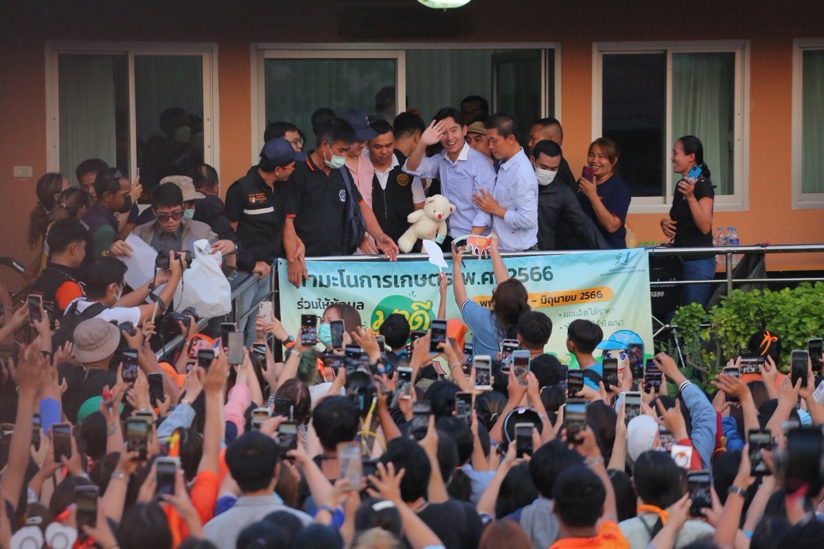 MFPThai's tweet photo. [ พิธาลุยสมุทรปราการ พบ 45 สหภาพแรงงาน ยืนยันทำตามสัญญา เดินหน้าทำงานเพื่อการเปลี่ยนแปลง ]

พิธา ลิ้มเจริญรัตน์ หัวหน้าพรรคก้าวไกล พร้อมด้วย พริษฐ์ วัชรสินธุ ผู้จัดการการสื่อสารและการรณรงค์นโยบาย พรรคก้าวไกล เดชรัต สุขกำเนิด ผู้อำนวยการ Think Forward Center - ศูนย์นโยบายเพื่ออนาคต และว่าที่ ส.ส.บัญชีรายชื่อ ปีกแรงงาน ได้แก่ เซีย จำปาทอง  , สุเทพ อู่อ้น รวมถึงชุมพล หลักคำ อดีตผู้สมัคร ส.ส.กรุงเทพฯ ทวีศักดิ์ ทักษิณ อดีต ส.ส.บัญชีรายชื่อ 
ลงพื้นที่เทศบาลตำบลบางเสาธง จ.สมุทรปราการ เพื่อพบปะกลุ่มแรงงานในภาคอุตสาหกรรมต่างๆ รับฟังข้อเสนอเพิ่มเติมและตอบคำถามด้านนโยบายจากกลุ่มสหภาพแรงงาน เพื่อเชื่อมต่อให้เกิดการทำงานร่วมกันต่อจากนี้

พิธากล่าวว่า นโยบายแรงงานเป็นเรื่องที่พรรคก้าวไกลให้ความสำคัญมาโดยตลอด จะเห็นได้ว่าในบันทึกความเข้าใจร่วมกันในการจัดตั้งรัฐบาล (MOU) ข้อที่ 19 ระบุเรื่องการยกระดับสิทธิแรงงานทุกอาชีพให้มีสภาพการจ้างงานที่เป็นธรรม และได้รับค่าแรงที่เป็นธรรมสอดคล้องกับค่าครองชีพและการเติบโตทางเศรษฐกิจ

ตอนนี้ตนได้เดินหน้าพูดคุยกับทุกฝ่ายที่เกี่ยวข้อง เพื่อให้เห็นภาพรวมทางเศรษฐกิจทั้งหมด และเห็นความจำเป็นร่วมกันว่าทำไมต้องขึ้นค่าแรงขั้นต่ำเป็น 450 บาทต่อวัน โดยยืนยันว่าพรรคก้าวไกลคิดเรื่องนี้อย่างเป็นระบบ เสนอนโยบายเป็นแพ็กเกจ ทั้งการยกระดับคุณภาพชีวิตแรงงาน เช่น สิทธิในการรวมตัว สิทธิลาคลอด 180 วัน การกำหนดชั่วโมงทำงาน และการดูแลผลกระทบที่จะเกิดกับผู้ประกอบการ เช่น การที่รัฐช่วยสมทบค่าประกันสังคมในส่วนของผู้ว่าจ้างในช่วง 6 เดือนแรกหลังการขึ้นค่าแรง การเปิดให้ SME นำค่าแรงมาหักค่าใช้จ่ายทางภาษีได้ 2 เท่าในช่วง 2 ปีแรก นโยบายหวยใบเสร็จ เป็นต้น

“เรื่องค่าแรง 450 บาทต่อวัน เราไม่ได้คิดขึ้นมาเอง แต่พิจารณาจากอัตราเงินเฟ้อ การเติบโตทางเศรษฐกิจ ผลิตภาพของแรงงาน เพื่อให้ค่าแรงเป็นอัตราที่ยุติธรรมต่อคนทำงาน เดินทางมาวันนี้เพื่อยืนยันว่าเราจะทำตามสัญญาที่ให้ไว้ จะดูแลทั้งพี่น้องแรงงานและผู้ประกอบการ เพื่อให้เศรษฐกิจเติบโตควบคู่กับการลดความเหลื่อมล้ำ” พิธากล่าว

จากนั้น เปิดให้แรงงานกลุ่มต่างๆ จากทั้ง 45 สหภาพ ถามคำถามและยื่นข้อเสนอ ประกอบด้วย แรงงานในโรงงานอุตสาหกรรม เช่น เหล็ก ยานยนต์และชิ้นส่วนยานยนต์ อาหารและยา ไฟฟ้าอิเล็กทรอนิกส์ สิ่งทอ สิ่งพิมพ์ , แรงงานนอกระบบ เช่น ฟรีแลนซ์ หาบเร่แผงลอย แรงงานแพลตฟอร์ม แรงงานสร้างสรรค์, แรงงานภาคบริการ เช่น บุคลากรทางการแพทย์ ธนาคาร, รัฐวิสาหกิจ เช่น องค์การขนส่งมวลชนกรุงเทพ (ขสมก.) และ กลุ่มลูกจ้างภาครัฐ ส่วนใหญ่สะท้อนปัญหาเรื่องข้อกฎหมายที่ทำให้แรงงานเสียเปรียบ เรื่องสิทธิสวัสดิการที่คนทำงานบางกลุ่มได้รับอย่างไม่เท่าเทียม

โดยพิธาและแกนนำพรรคก้าวไกลยืนยันว่าจะนำข้อเสนอต่างๆ ไปผลักดันแก้ไขทันทีเมื่อเป็นรัฐบาล โดยเฉพาะการผลักดันร่างกฎหมายเกี่ยวกับแรงงาน 2 ฉบับที่พรรคเตรียมไว้แล้ว พร้อมยื่นเข้าสภาฯ ได้แก่ ร่าง พ.ร.บ. แรงงานสัมพันธ์ และ ร่าง พ.ร.บ. คุ้มครองแรงงาน ซึ่งจะประกันสิทธิในการรวมตัวกันของแรงงานทุกประเภท นำแรงงานนอกระบบเข้าสู่ระบบประกันสังคมถ้วนหน้า เสริมสร้างสวัสดิการที่ดีขึ้นให้กับพี่น้องแรงงานทุกคน

เสร็จจากวงพบปะแรงงาน พิธาขึ้นรถขยายเสียงปราศรัยบริเวณลานหน้าเทศบาลตำบลบางเสาธง ท่ามกลางประชาชนจำนวนมากที่ส่งเสียงเชียร์ให้กำลังใจ โดยพิธากล่าวว่า ขอขอบคุณพี่น้องชาวสมุทรปราการที่ให้การตอบรับอย่างดี ขอบคุณทุกความไว้วางใจที่ทำให้พรรคก้าวไกลได้รับการเลือกตั้งยกจังหวัดทั้ง 8 เขต สัญญาจะไม่ทำให้ผิดหวัง

แม้วันนี้ยังไม่ได้เป็นนายกฯ เต็มตัว แต่ก็เดินหน้าทำงาน รักษาผลประโยชน์ของประชาชน จากการพูดคุยกับพี่น้องแรงงานวันนี้ เราเห็นตรงกันว่ามีวาระสำคัญที่ต้องผลักดันเพื่อทำให้คุณภาพชีวิตของคนทำงานทุกคนดีขึ้น เพราะเราทุกคนคือแรงงาน และแรงงานคือคนสร้างชาติ

พิธากล่าวต่อว่า สมุทรปราการจะเป็นเมืองอุตสาหกรรมที่น่าอยู่กว่านี้ หากอุตสาหกรรมมีความรับผิดชอบ ดูแลสิ่งแวดล้อม พรรคก้าวไกลเป็นรัฐบาล ยืนยันจะผลักดันกฎหมายสิ่งแวดล้อม ดูแลบุคลากรทางการแพทย์ ปรับปรุงระบบสาธารณสุข เพื่อให้สมุทรปราการเป็นเมืองที่ดีของประชาชนและคนรุ่นต่อไป

“พรรคก้าวไกลจะทำงานให้คุ้มกับความไว้วางใจที่ประชาชนมอบให้เรา ส.ส.สมุทรปราการก้าวไกลจะดูแลทั้งแรงงาน สิ่งแวดล้อม และสาธารณสุข เพื่อให้สมุทรปราการเปลี่ยนแปลง ให้ประเทศไทยไม่เหมือนเดิม” พิธากล่าว
#ก้าวไกล #รัฐบาลก้าวไกล #ตั้งรัฐบาล