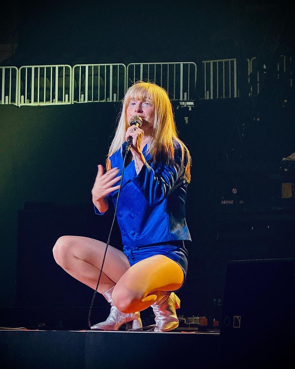 Hayley Williams from her concert in Atlanta Georgia.
📷 Photo by : @sabotage_myself
#paramore #hayleywilliams #tayloryork #zacfarro