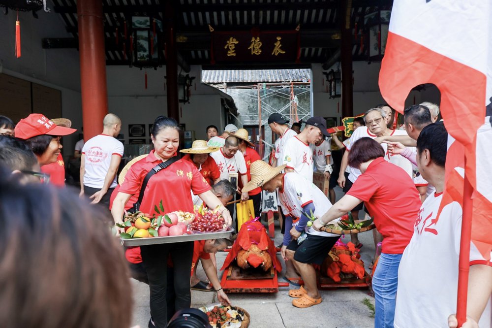 The #DragonBoatFestival is approaching, and the “Qilong Ceremony” is a crucial step before the main event. 🐲
🚣 Locals join hands to unearth the dragon boat from river mud and clean it. Can't wait to cheer for the rowers at the coming #DragonBoatRace! 📢