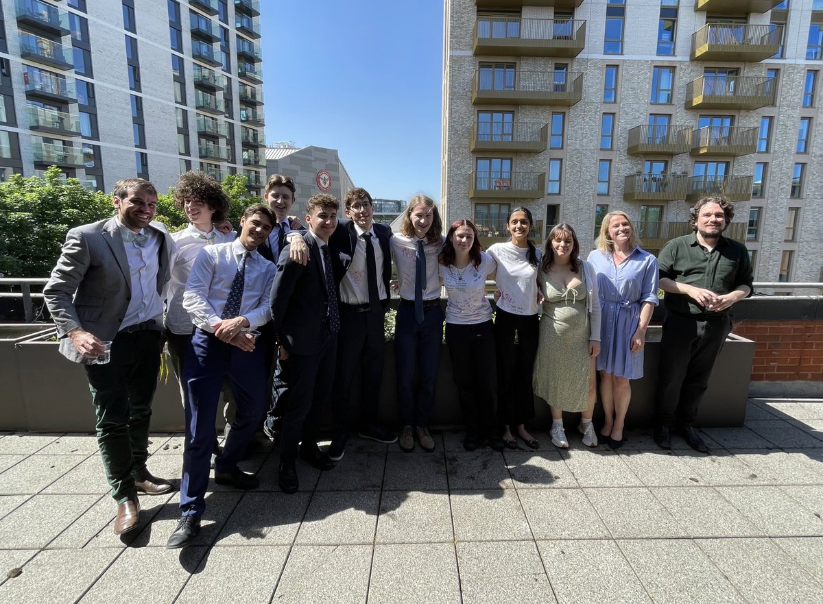 KewHouseScience's tweet photo. Bye bye to our Y13 chemists! Wishing you all the best the for the future! 👩🏼‍🔬🧑🏽‍🔬🥼🧪⚛️ #KHSScience #KHS #chemists https://t.co/uAYDdsKePB
