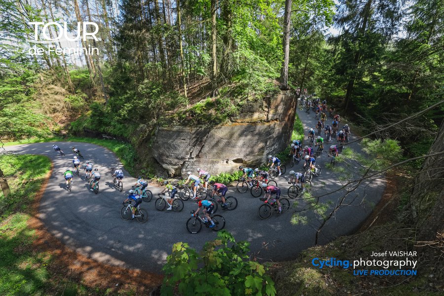 Due to the difficulty of the stage, more and more women are dropping out of the peloton, and today's most difficult climb on GPM Vlci Hora is just around the corner.