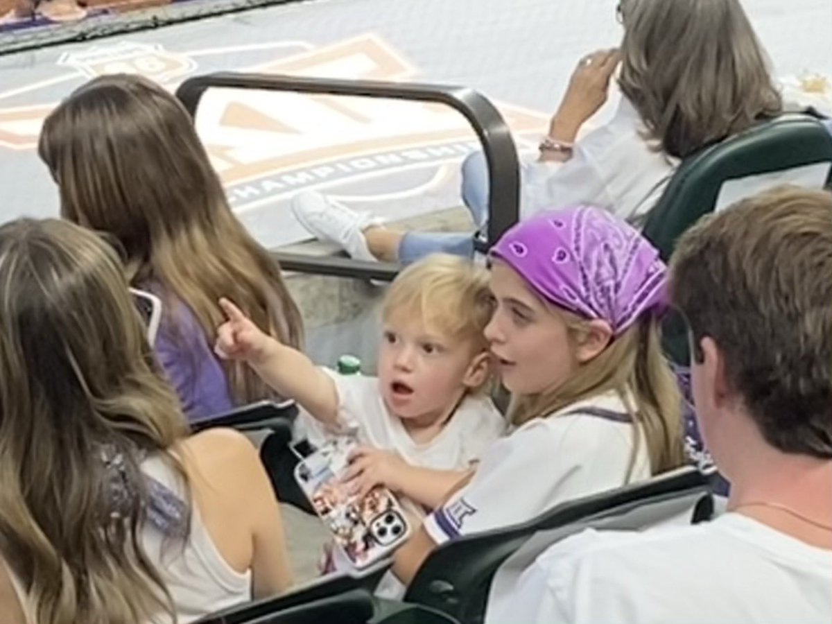 wsstone106's tweet photo. There goes another FrogBall dinger! @TCU_Baseball @saarloosandsons https://t.co/AYmP7IYxyy