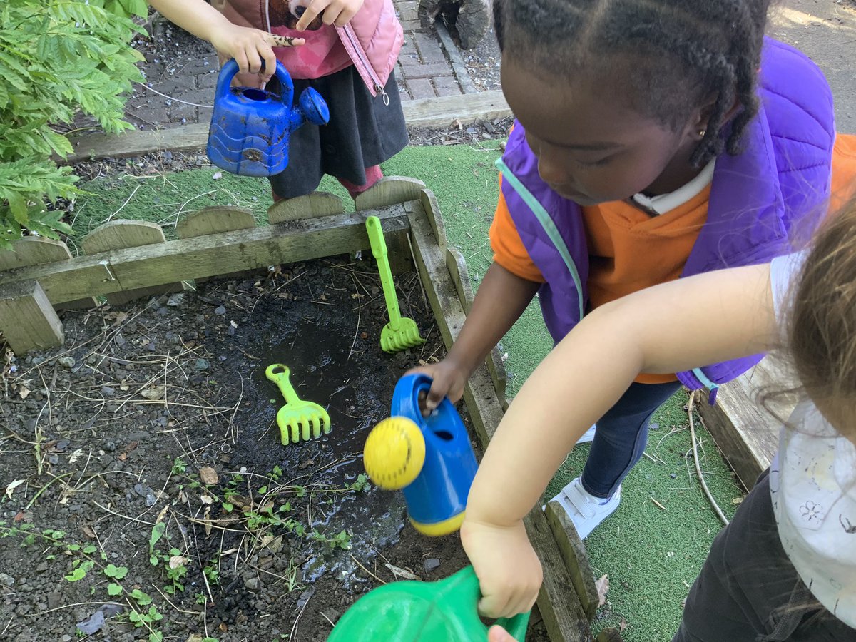 RDPSNursery's tweet image. Nursery have been digging, raking, planting, watering and painting our King Charles Coronation wildflower garden 🌸🌻🌺🤴🇬🇧
#RDPSNursery #EYFSgardening #KingCharlesCoronation #Coronationwildflowers