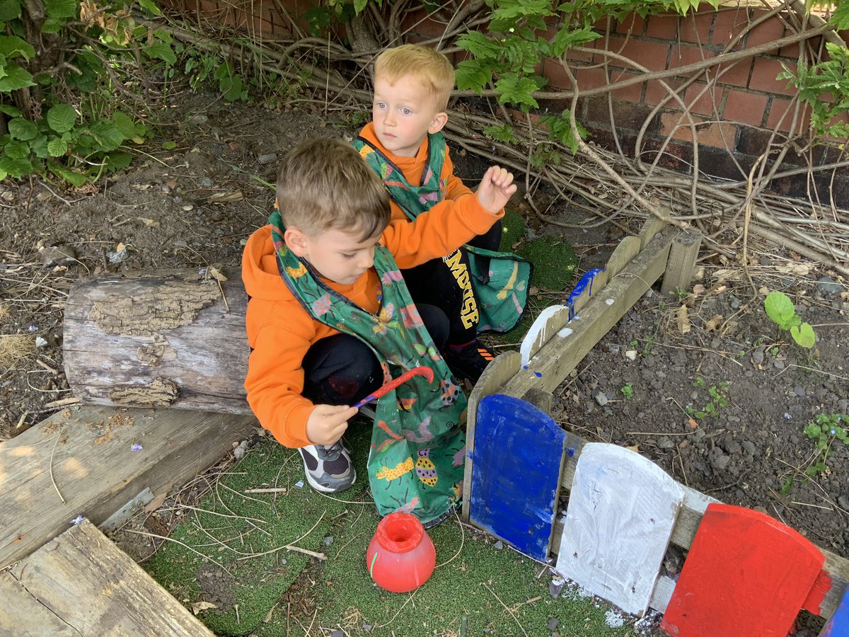 RDPSNursery's tweet image. Nursery have been digging, raking, planting, watering and painting our King Charles Coronation wildflower garden 🌸🌻🌺🤴🇬🇧
#RDPSNursery #EYFSgardening #KingCharlesCoronation #Coronationwildflowers