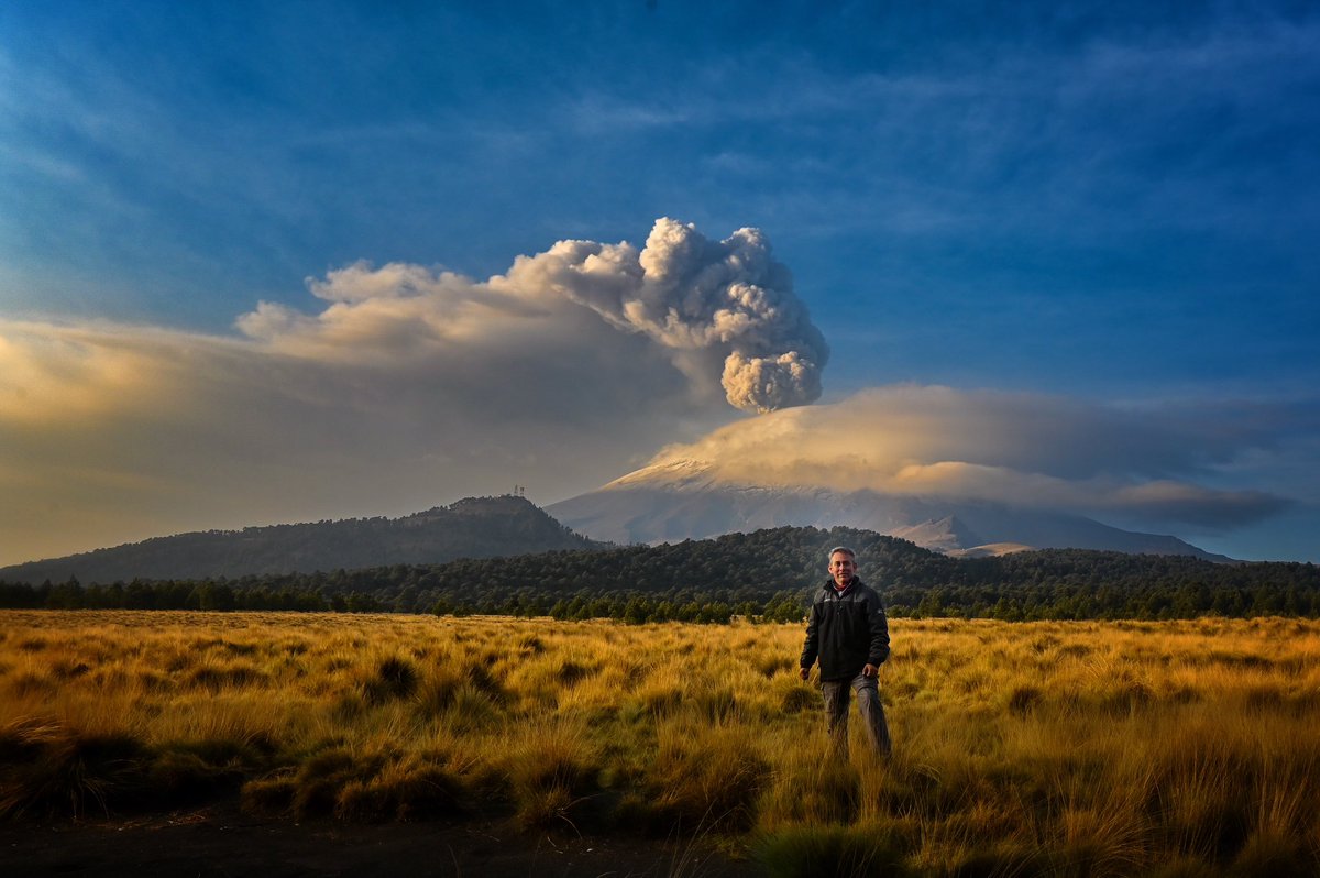 mvazquez71's tweet photo. Fotografiar al volcán Popocatépetl durante su actividad eruptiva, escuchar y maravillarme del “rugido” que emite, la incandescencia que emana del cráter, admirar el cielo nocturno, ser paciente con el clima y convivir con colegas tan talentosos ha sido una gran experiencia profesional.