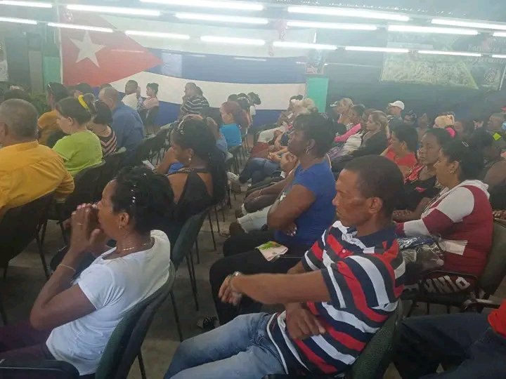 Como parte de la jornada por el Día del Trabajador Tabacalero  se desarrolla en el taller V-12_28 de #SanJuanyMartínez el acto municipal a propósito de la efeméride a celebrarse el próximo 29 de mayo.

#Tabacaleros
#SanJuanyMartínez
#PinardelRío