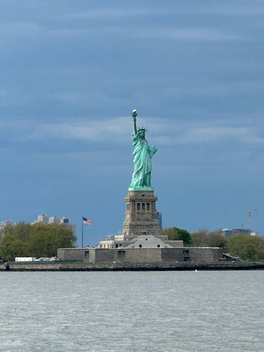 Capone734's tweet image. The Statue of Liberty towers splendidly in the New York sky, captivating people with its historical significance and beauty. The statue was unveiled in a spectacular ceremony on October 28, 1886, on New York's Liberty Island. #Liberty #USA  #FridayMotivation   #FlashbackFriday