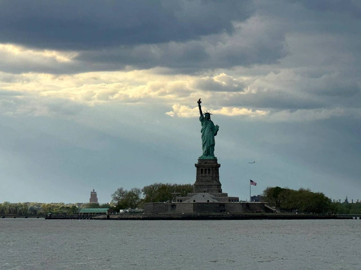 Capone734's tweet image. The Statue of Liberty towers splendidly in the New York sky, captivating people with its historical significance and beauty. The statue was unveiled in a spectacular ceremony on October 28, 1886, on New York's Liberty Island. #Liberty #USA  #FridayMotivation   #FlashbackFriday