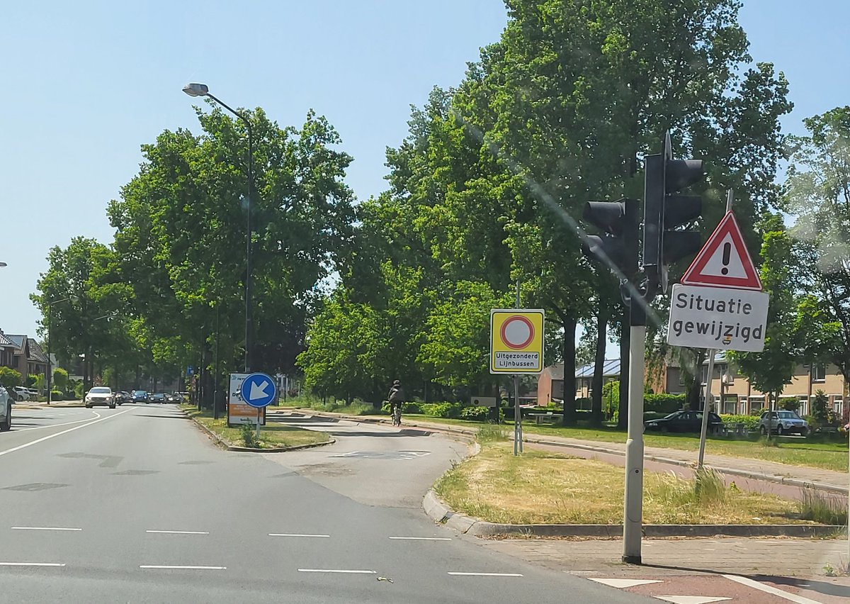 royvv1987's tweet photo. Verkeerssituatie gewijzigd op de de Deventerstraat. Busbaan is weer alleen toegestaan voor (lijn)bussen. #apeldoorn https://t.co/BZJZ0j5Wjk