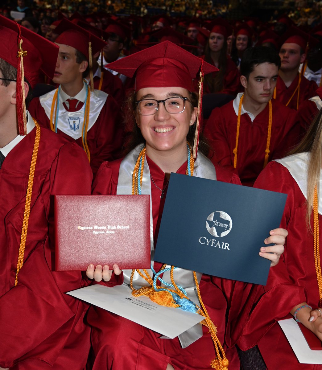 CFISDnoticias's tweet photo. .@CyFairISD Hemos publicado un álbum de fotos de la ceremonia de graduación de la #ClaseDe2023 de @CyWoods212. Les invitamos a ver estos emocionantes momentos: https://t.co/dfheiuatKP #EspírituCFISD #CFISDparaTodos #CyWoodsGrad https://t.co/e6Y05tnX9m