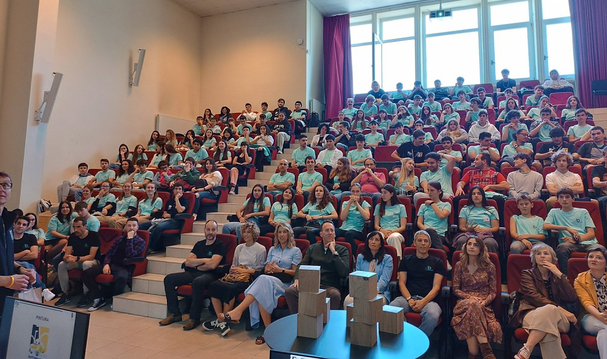 Beti da plazera <a href="/FPdonboscoLH/">CIFP Don Bosco LHII</a>|n egotea. Are gehiago gaurkoa bezalako egunetan!
Poz handia ematen du hainbeste gazte etorkizuneko erronkei aurre egiteko proposamenak pasioz lantzen ikusteak. 
Zorionak ikasle, irakasle eta antolatzaileei, eta segi talentua garatzen! #DBsariak