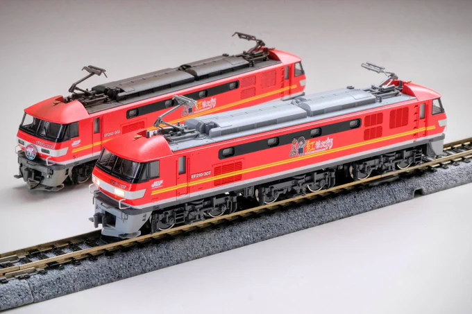 ということで余った特注インレタを使用してKATOのEF210-300改造・EF210紅葉次郎(もみ次郎)の2機目が完成したので納車。依頼主の希望でライト基盤は鐵工房の高輝度LED、カプラーはマルチナックルカプラーに交換済。 赤いEF210も2機も作ればそれが普通なように錯覚しますね...。 #u_s_o_train #おにまい