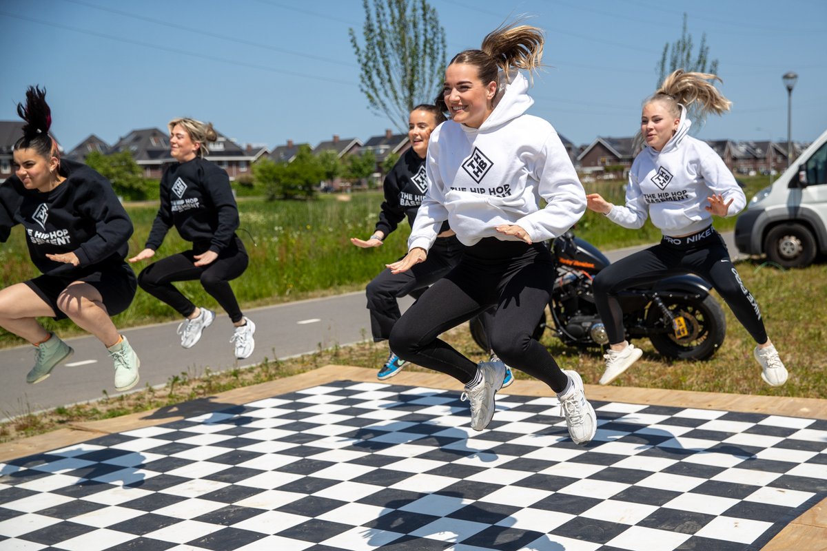 Vandaag opende wethouder <a href="/MariannevdSloot/">MariannevanderSloot</a> de #Sportzone bij het <a href="/rodenborch/">Rodenborch-College</a> in #Rosmalen in <a href="/shertogenbosch/">'s-Hertogenbosch</a>. 🎉 Een plek met toestellen voor Calisthenics, een urban dance floor, een klauterpad en een teqball tafel. Een plek voor iedereen. Kom je ook? 🏃‍♀️ bit.ly/opening-sportz…