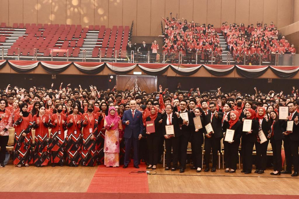 MohdShukriYajid's tweet photo. Officiated the MSU Oath Taking Ceremony and Appointment of Stds Representative Council &amp; Facilitators. Welcomed 1200 new #MSUrians accross faculties. Remember to go beyond your boundaries and be outstanding always. #oathtakingmsu2023 @MSUscd https://t.co/3WPUXpLHgw