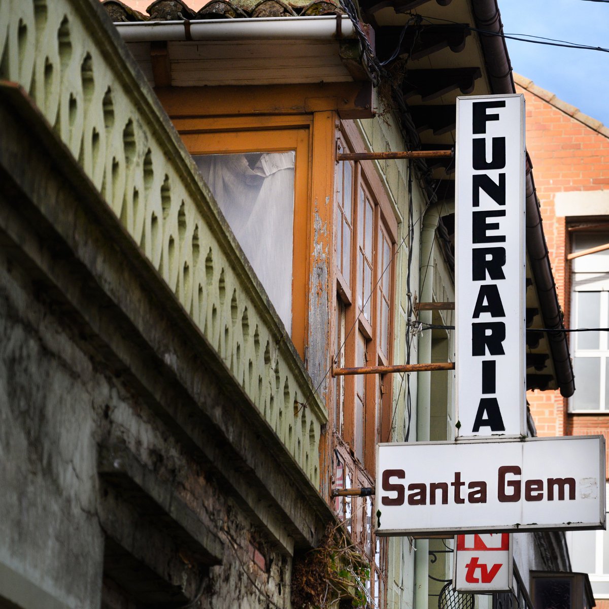 Funeraria Santa Gema // Avda. del Órbigo 51 // Benavides de Órbigo // León

Toda la historia, en instagram 📸👇🏻
instagram.com/ele.mayuscula.… 

Foto: <a href="/Txema_Ramos/">Txema Ramos</a> 

<a href="/patrimografico/">Red Ibérica en Defensa del Patrimonio Gráfico</a> #patrimoniografico #leonesp #rotulos #tipografía #rotulandia #fotografía