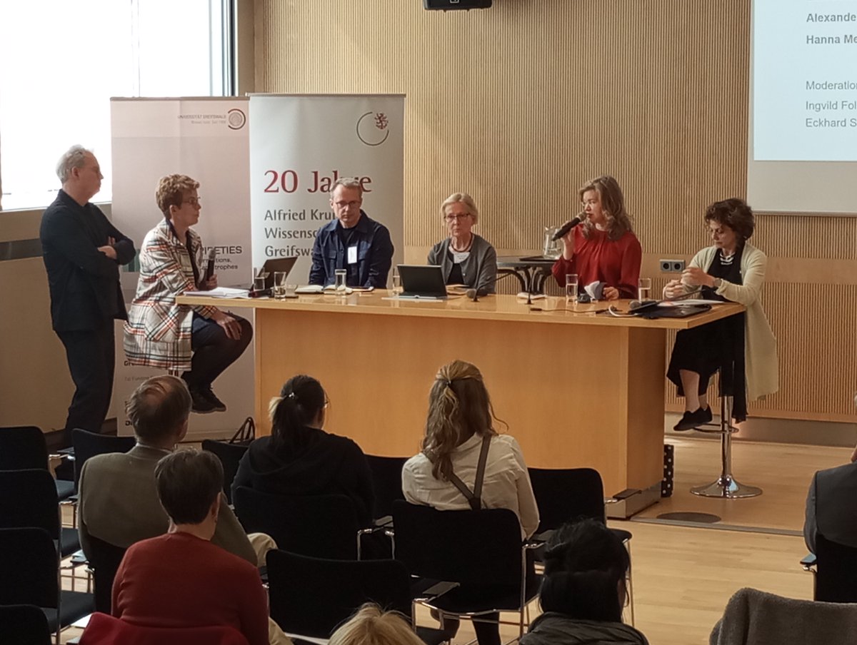 Who tells the story? What makes a hidden #narrative? Does change precede narration? Do we need continuity to make sense out of events? Do narratives help acknowledging our vulnerability? How do peripeties compete? Just some of the questions brought up by our roundtable right now!