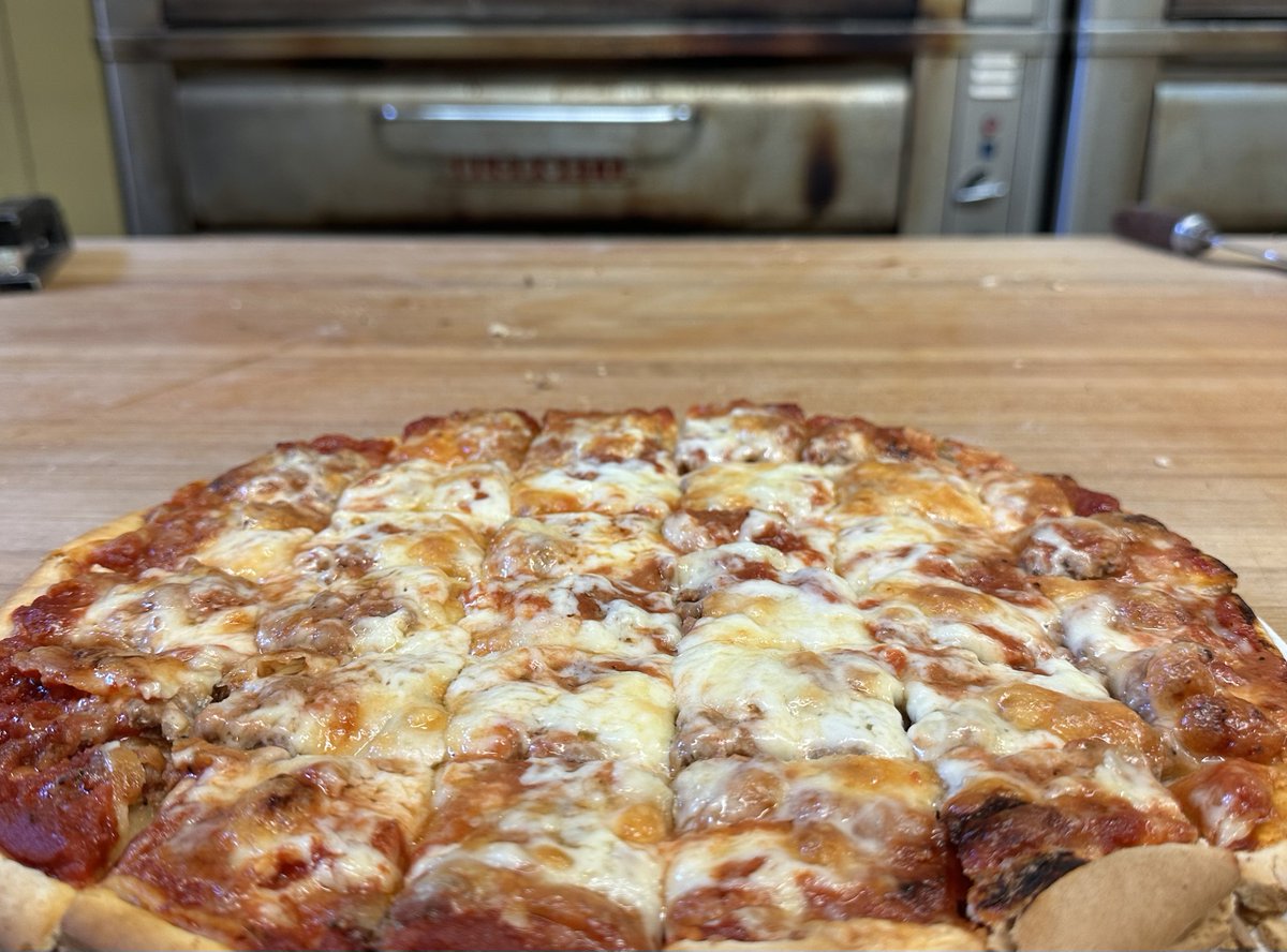 Riverside906's tweet photo. Start your summer right with a visit to Riverside Pizzeria this Memorial Day weekend. Eat in or take out. Call ahead for best service: 906-265-9944 https://t.co/KIebhxDrSt