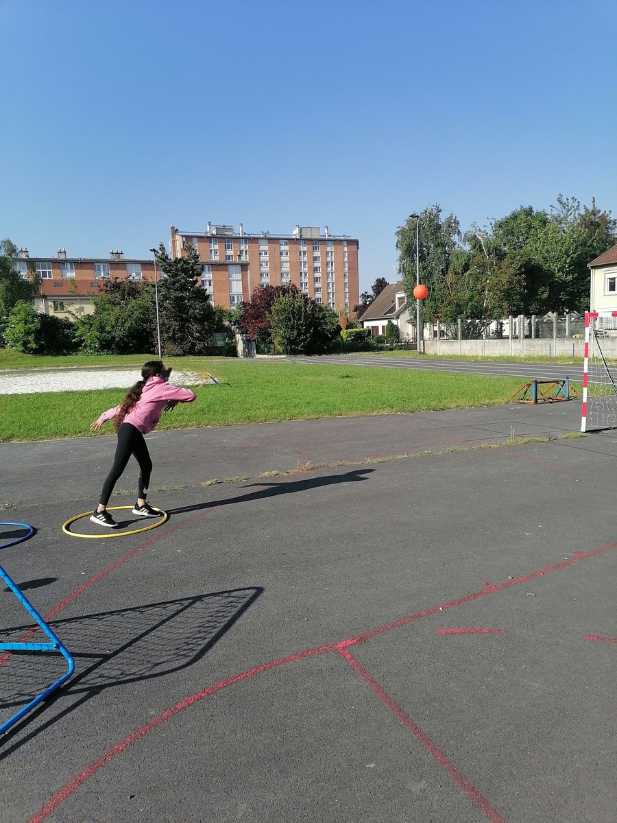 "une école, un club"
Action handball pour 8 classes de l'école élémentaire Pommery de Reims. 
Une belle journée ensoleillée pour des élèves motivés et enthousiastes ! 🥅
Merci à Didier Rouillon et Quentin.
#ReimsEst
#FFHandball
#Reimseuropeclub