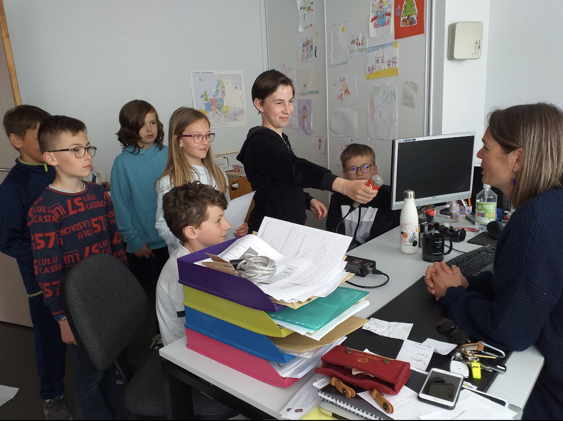 CM2BGuipavas's tweet photo. Nous apprenons le mĂ©tier de #journaliste : nous avons rĂ©alisĂ© des interviews pour notre Ă©mission de radio sur @RCF29. Emmy #EMC #expressionorale đ€đĄ https://t.co/SAjwaQV4r6