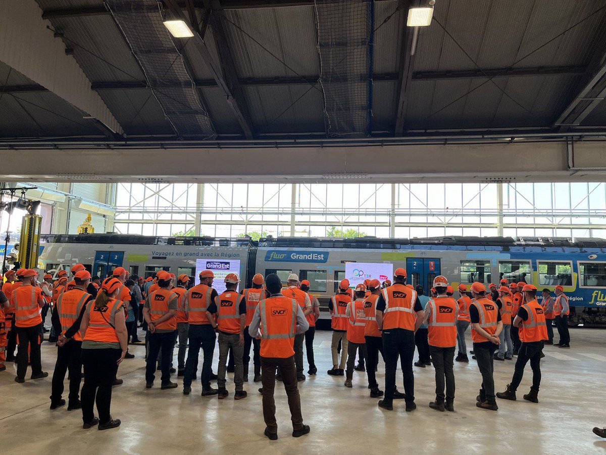 Très heureux d’assister aujourd’hui aux côtés de <a href="/thibaudphilipps/">Thibaud Philipps</a> au dévoilement de la première rame <a href="/TERGrandEst/">TER Grand Est</a> rénovée à mi-vie par les équipes du <a href="/TI_Bischheim/">Technicentre Industriel SNCF de Bischheim</a>. La 1ère d’une grande série de 166 rames qui seront complètement rénovées.