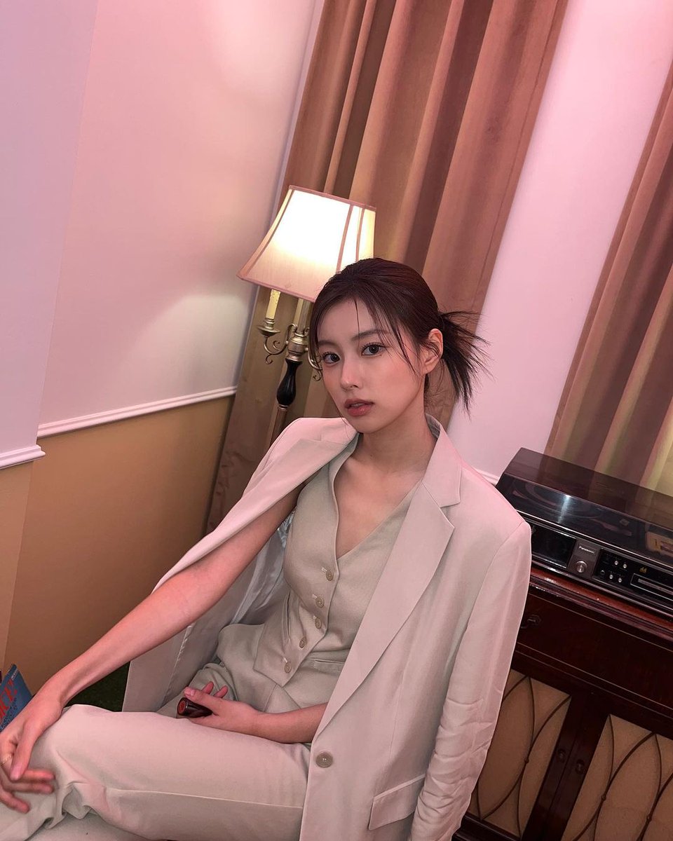 Hyeywon's tweet photo. ㅤㅤ
ㅤㅤ
Her beauty is beyond dreams and glows brighter than hope. ♡₊˚ 🦢・₊✧ 
ㅤㅤ
ㅤㅤ https://t.co/3JX2RW0SbQ