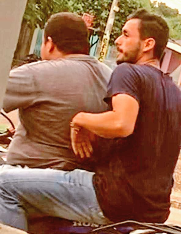 _Gelver_'s tweet photo. En Simiti, Bolívar, fue asesinada una mujer comerciante que se negó a pagar la vacuna, al parecer una nueva organización, ella hizo un vídeo negándose y logra grabar los rostros de los extorsionistas y posibles asesinos.
Pero con Barbosa en la @FiscaliaCol no pasará nada. https://t.co/Rwfp4rB089