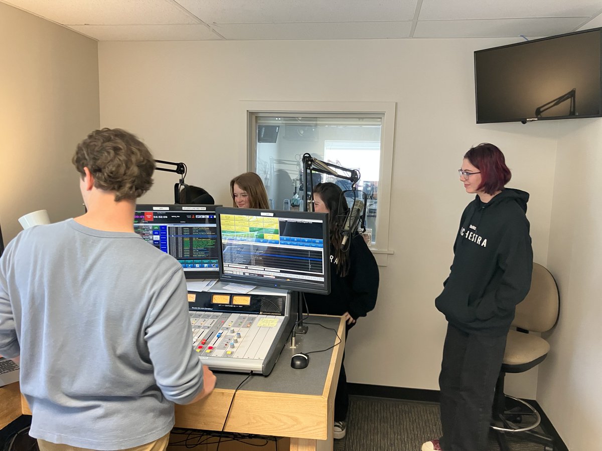 IthacaNYSchools's tweet photo. DeWitt Middle School orchestra students took to the radio Tuesday to promote their Hip Hop Concert TONIGHT at 7pm in Kulp Auditorium! The concert will feature guest violinist Stephen Spottswood and DJ Ramsey. ๐ถ
#icsdproud #ithacacityschools #ithaca #ithacany #ithacamusic https://t.co/uCrWh0UHhj