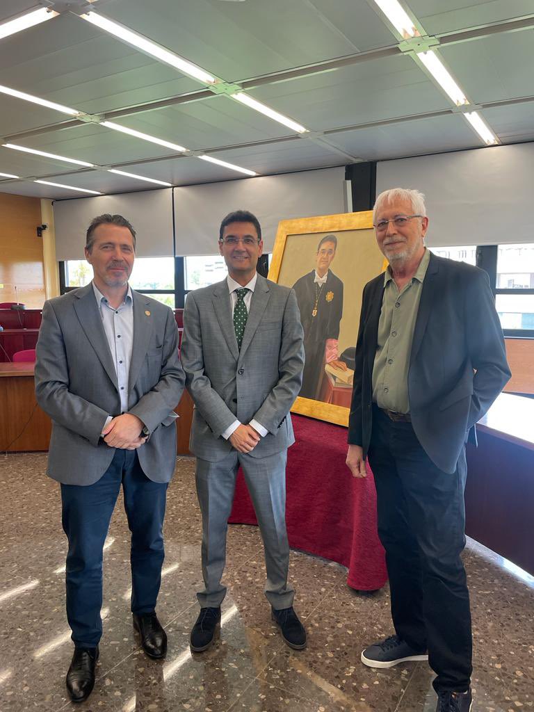 Reconocimiento a nuestro compañero y amigo <a href="/FcoMoraUPV/">Francisco Mora (UPV)</a> por su dedicación a la <a href="/UPV/">Universitat Politècnica de València</a> en su etapa de Rector. Momento emotivo de ubicación del retrato en Sala de Juntas. Recordará su gestión y de sus equipos al frente de la <a href="/UPV/">Universitat Politècnica de València</a> ¡Enhorabuena!