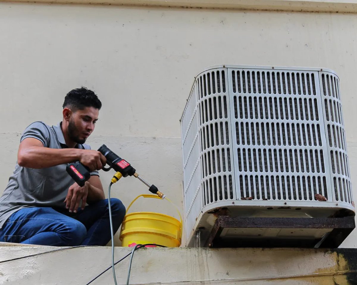 #RecorridoUNACHI <a href="/unachipanama/">UNACHI</a> Realizan limpieza en aires acondicionados 
de la Facultad de Comunicación Social, con el propósito de brindar un ambiente agradable a estudiantes y profesores que diariamente desarrollan sus jornadas académicas.