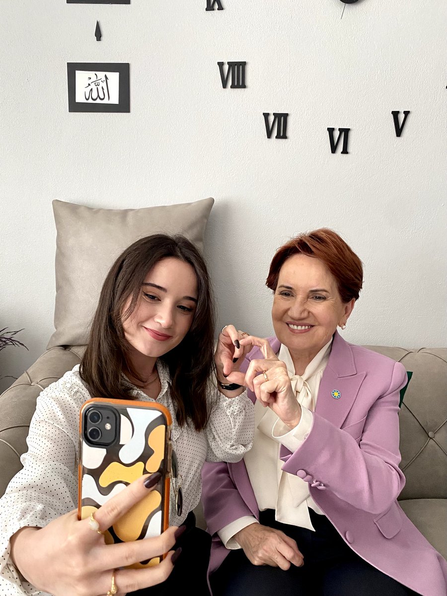 Cemre kızım mail atmış; ikinci turda oyunu Sayın Kemal Kılıçdaroğlu’na vermesi için evlerine gelip babasını ikna etmemi istemiş.

Ben de kalktım, geldim. Hakan kardeşimden de söz aldım.

Gençlerimizin tükenmeyen azmiyle bu düzeni hep birlikte değiştireceğiz…