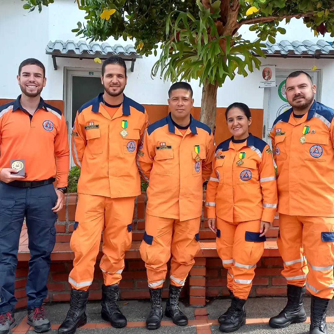 ComiteEscuela's tweet photo. Felicitaciones a la Dirección Seccional Santander y nuestros voluntarios que recibieron hoy la Medalla al Compromiso de Servicio Heroína Simona Duque de Alzate que otorgó el Colegio Militar General Santander en su 58° aniversario a las autoridades  y personalidades. https://t.co/LfOYMiqJFX