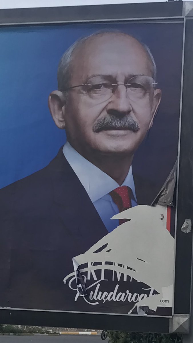 Bir yanda bilboardlardan hiç inmeyen ve haftalardır yerinde duran cumhurbaşkanı adayının resimlerinde tek bir çizik yok diğer yanda ise 3 gün önce bilboardlardaki Kılıçdaroğlu’nun resimlerinin hali…Farklılıklara tahammül ve her renk bu ülkenin zenginliği olsun diye çalışıyoruz.