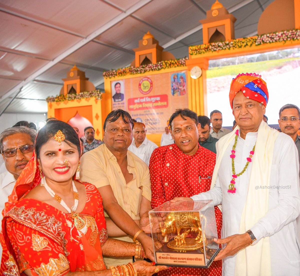 ashokgehlot51's tweet photo. आज बारां में श्री महावीर गौशाला कल्याण संस्थान द्वारा आयोजित सर्वधर्म निःशुल्क सामूहिक विवाह सम्मेलन में सहभागिता कर नवदम्पतियों को माधुर्य दाम्पत्य जीवन की शुभाशीष प्रदान की।

इस प्रकार के प्रशंसनीय कार्यक्रम सामाजिक सद्भाव संवर्द्धन हेतु महत्वपूर्ण भूमिका निभाते हैं।

इस दौरान #महंगाई_राहत_कैंप का अवलोकन भी किया।