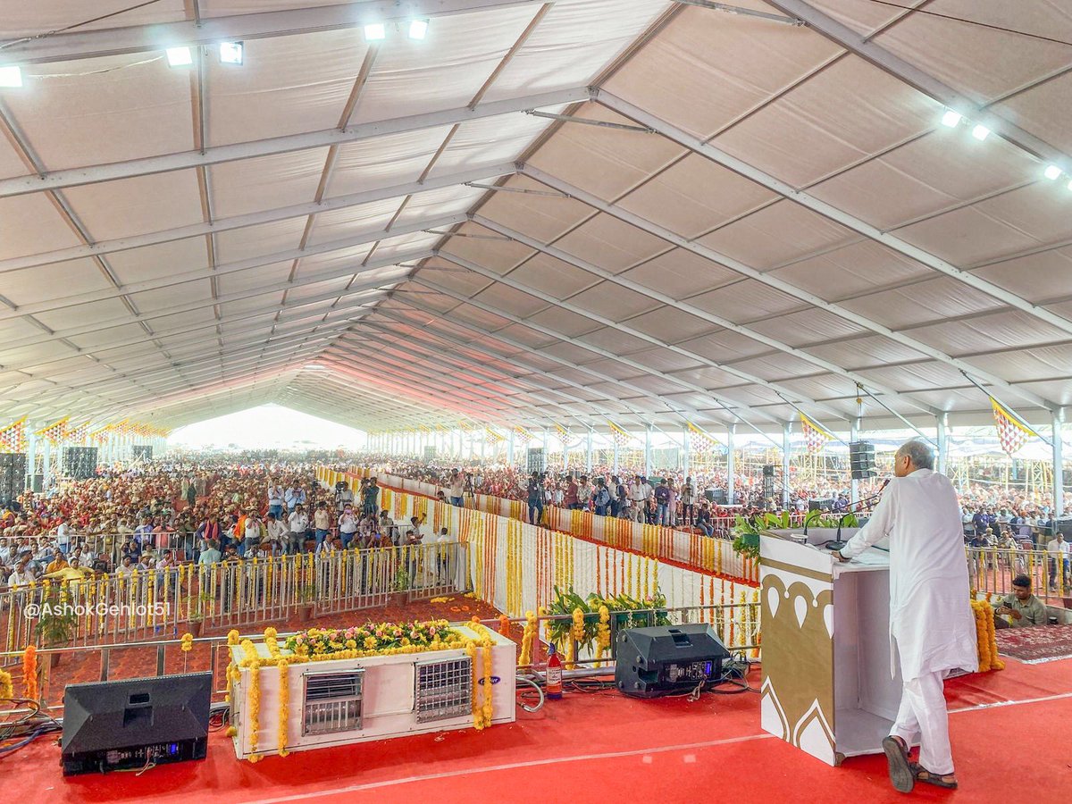 ashokgehlot51's tweet photo. आज बारां में श्री महावीर गौशाला कल्याण संस्थान द्वारा आयोजित सर्वधर्म निःशुल्क सामूहिक विवाह सम्मेलन में सहभागिता कर नवदम्पतियों को माधुर्य दाम्पत्य जीवन की शुभाशीष प्रदान की।

इस प्रकार के प्रशंसनीय कार्यक्रम सामाजिक सद्भाव संवर्द्धन हेतु महत्वपूर्ण भूमिका निभाते हैं।

इस दौरान #महंगाई_राहत_कैंप का अवलोकन भी किया।
