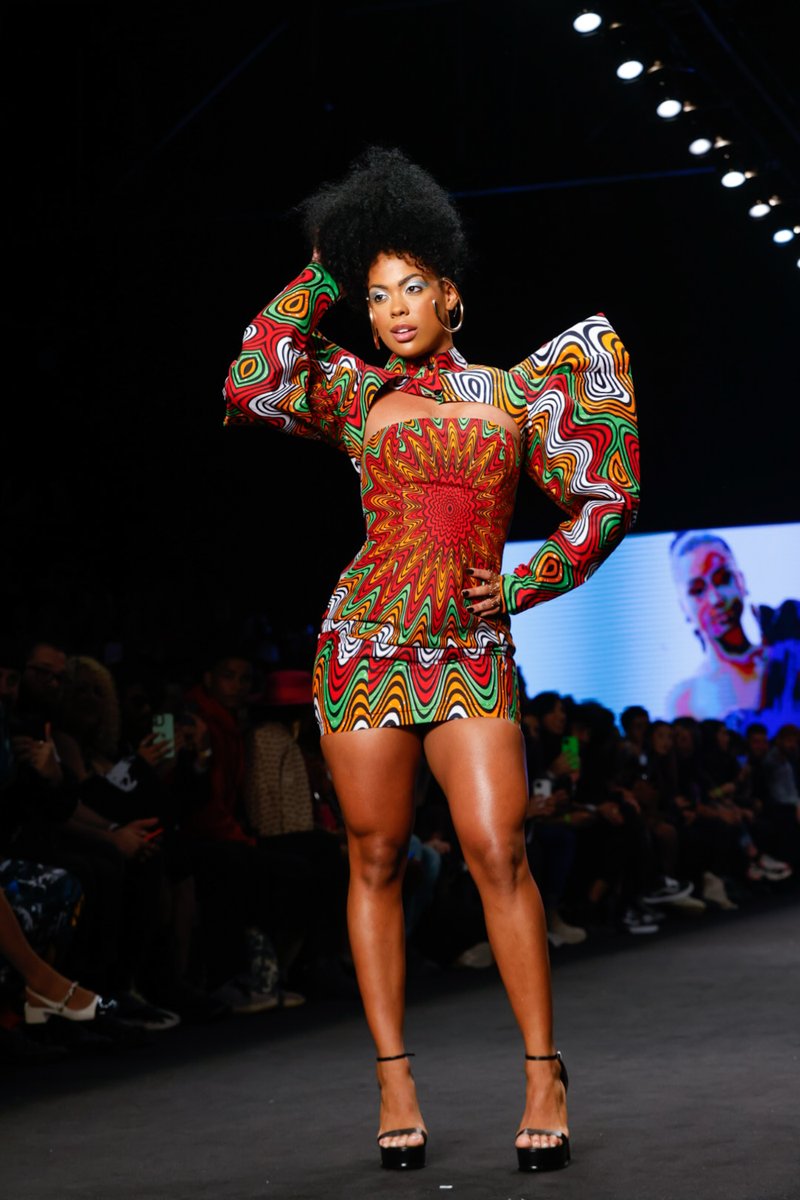 gshow's tweet photo. Marvvila desfila na SPFW 2023 e revela inspiração em Taís Araujo para dar guinada na carreira! 👏🏽✨➡️https://t.co/HCD7MJqMNT | #ModaEBeleza #SãoPauloFashionWeek https://t.co/HDAu4tgzug