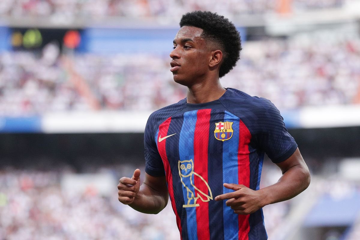 BarcaUniversal's tweet photo. Balde: "The more status you have, the less racism you perceive on the streets. The problem is that if a father calls Vinicius a 'f*cking monkey', it is very likely that his son, who is next to him, will say it to a black child at school." https://t.co/ObrGRNCsNs