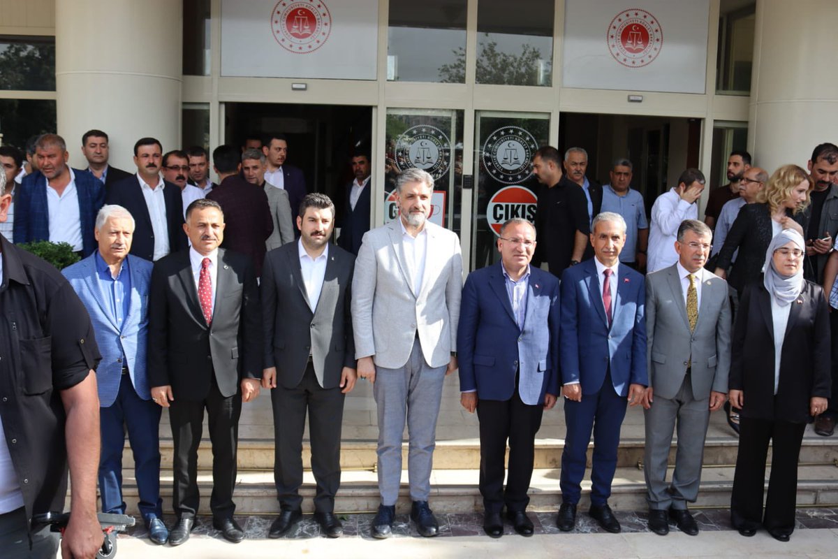 İl Seçim Kurulumuzdan mazbatamızı aldık. 13. Cumhurbaşkanımız Recep Tayyip Erdoğan ve Türkiye Yüzyılı şimdiden devletimize, milletimize ve partimize hayırlı uğurlu olsun.
#doğrusuakparti 
<a href="/RTErdogan/">Recep Tayyip Erdoğan</a> <a href="/erkankandemir/">Erkan Kandemir</a> <a href="/bybekirbozdag/">Bekir  Bozdağ</a>