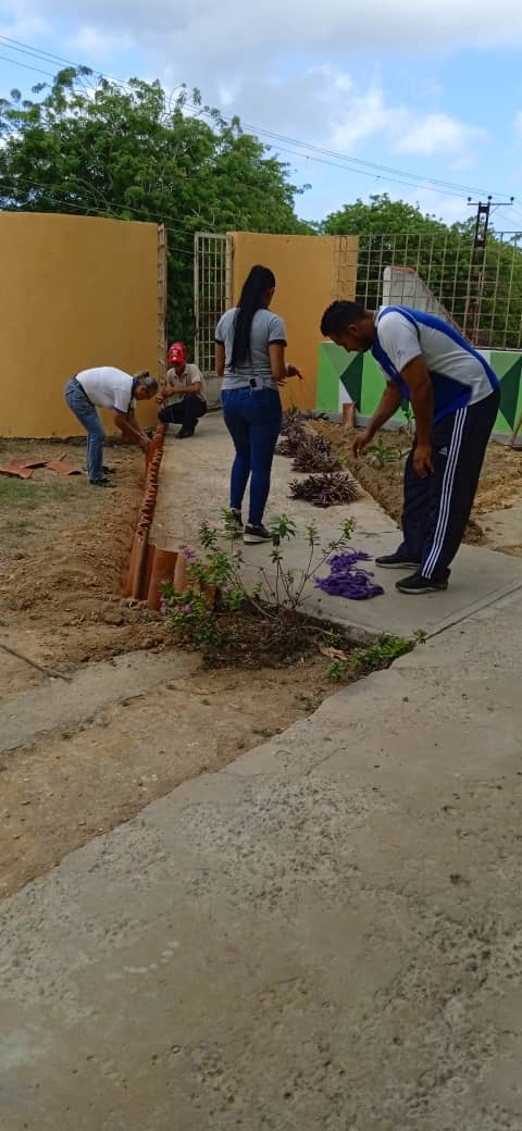 ↪️Nueve planteles Educativos del municipio Tocópero estado Falcón actualmente son rehabilitados por  
#Bricomiles con base en los reportes efectuados a través de la línea 58 de la VenApp 1x10 del Buen Gobierno.

 <a href="/NicolasMaduro/">Nicolás Maduro</a> 
<a href="/_LaAvanzadora/">Yelitze Santaella</a> 
<a href="/MarelysCastroR/">Marelys Castro Rodríguez</a>