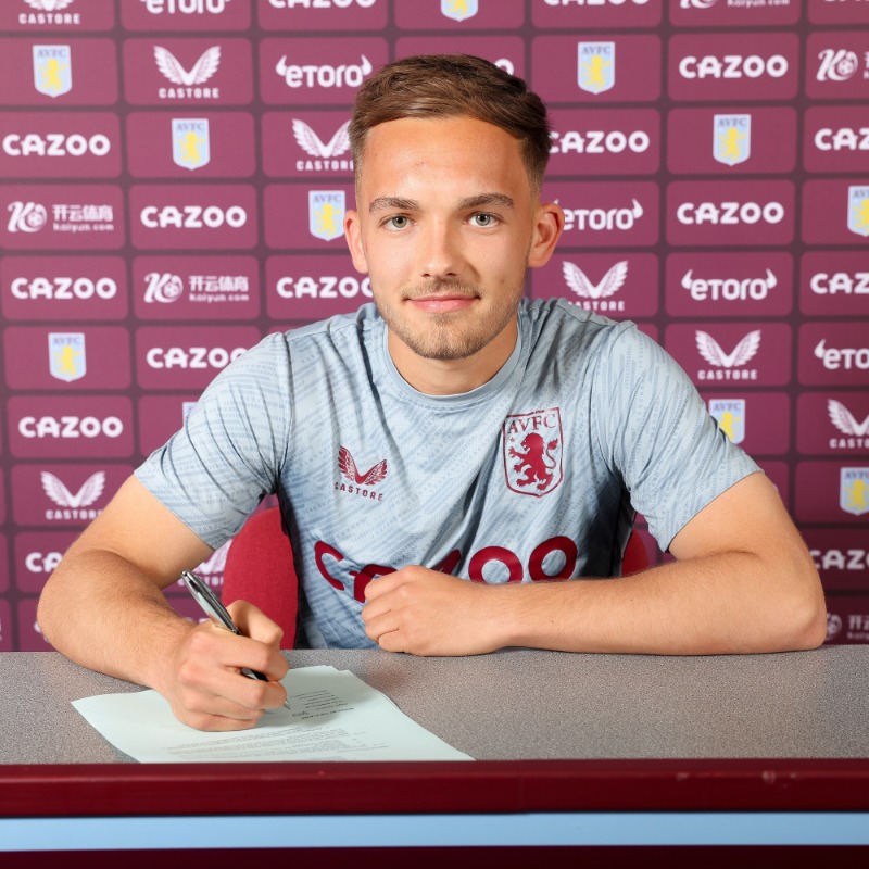 AVFCOfficial's tweet photo. Congratulations to Todd Alcock, Mikell Barnes, Charlie Lutz and Kobei Moore, who have all signed their first professional contracts with Aston Villa. ✍️