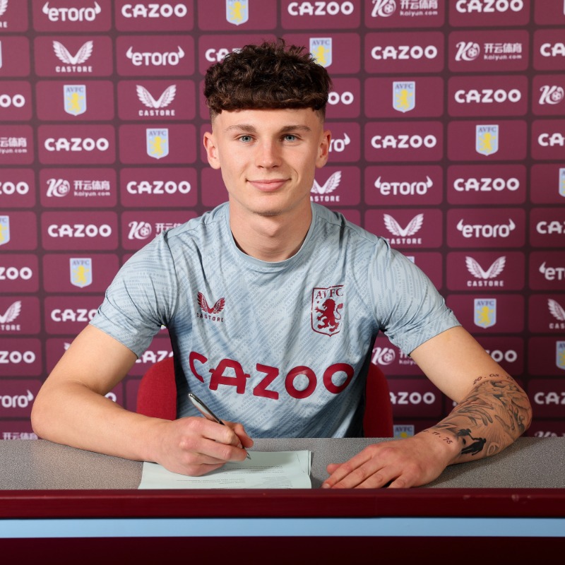AVFCOfficial's tweet photo. Congratulations to Todd Alcock, Mikell Barnes, Charlie Lutz and Kobei Moore, who have all signed their first professional contracts with Aston Villa. ✍️