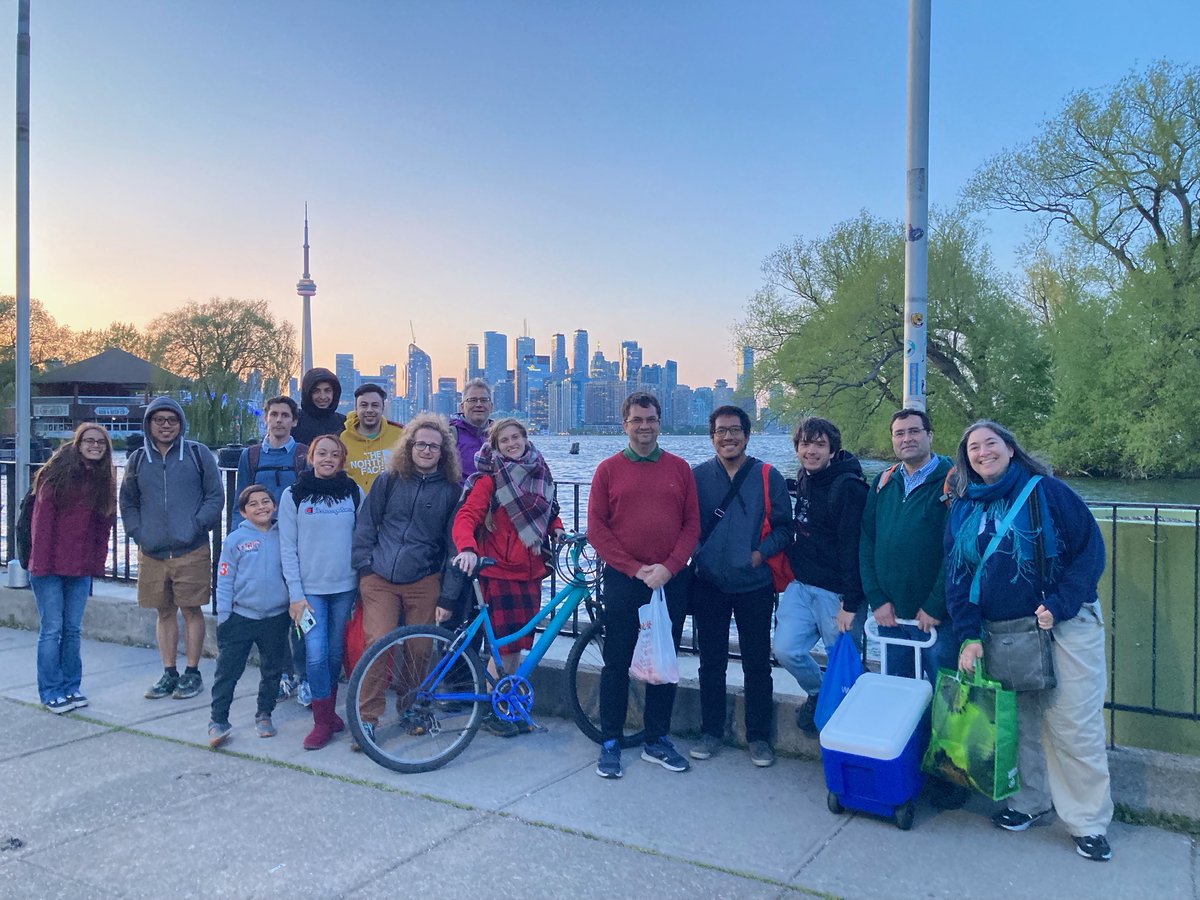 FieldsInstitute's tweet photo. There's no proper stay in Toronto without taking the ferry to the Islands! #FieldsTrip https://t.co/DQLv3v6FGs