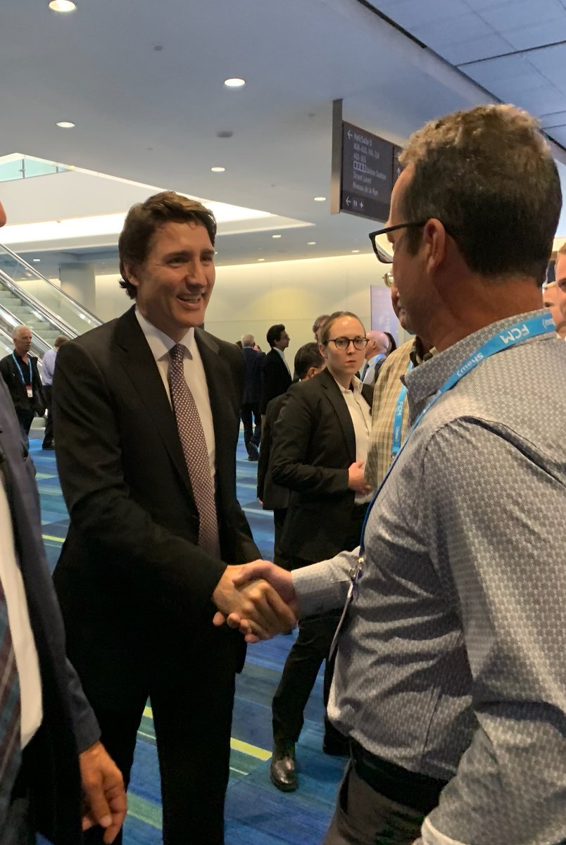 CHEP_POIC's tweet photo. Great to see @JustinTrudeau today.

Thank you for your support of farmers, Canadian agriculture, and supply management.

#FCM2023AC https://t.co/6zEFRznHqL